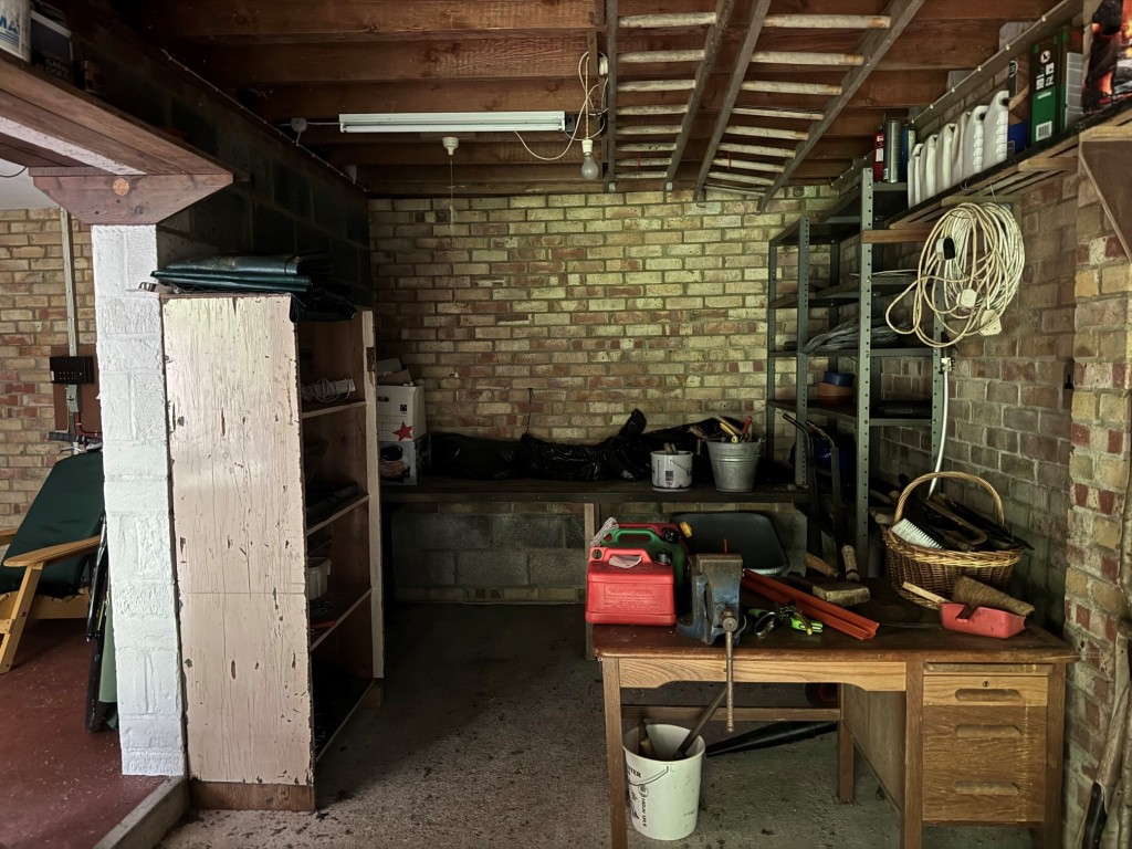 Lot: 47 - APPROXIMATELY HALF AN ACRE OF LAND WITH VACANT POSSESSION - Internal shot of garage